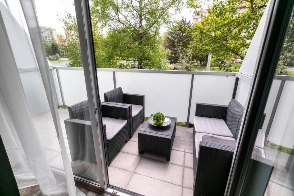 Alure Residences 1 & 24H Self Check-In, Free Parking In Front Of The Apartment Building, New Building, Terrace, Cafe With Breakfast In The Apartment Building, Next To The Aqua Park バンスカー・ビストリツァ エクステリア 写真