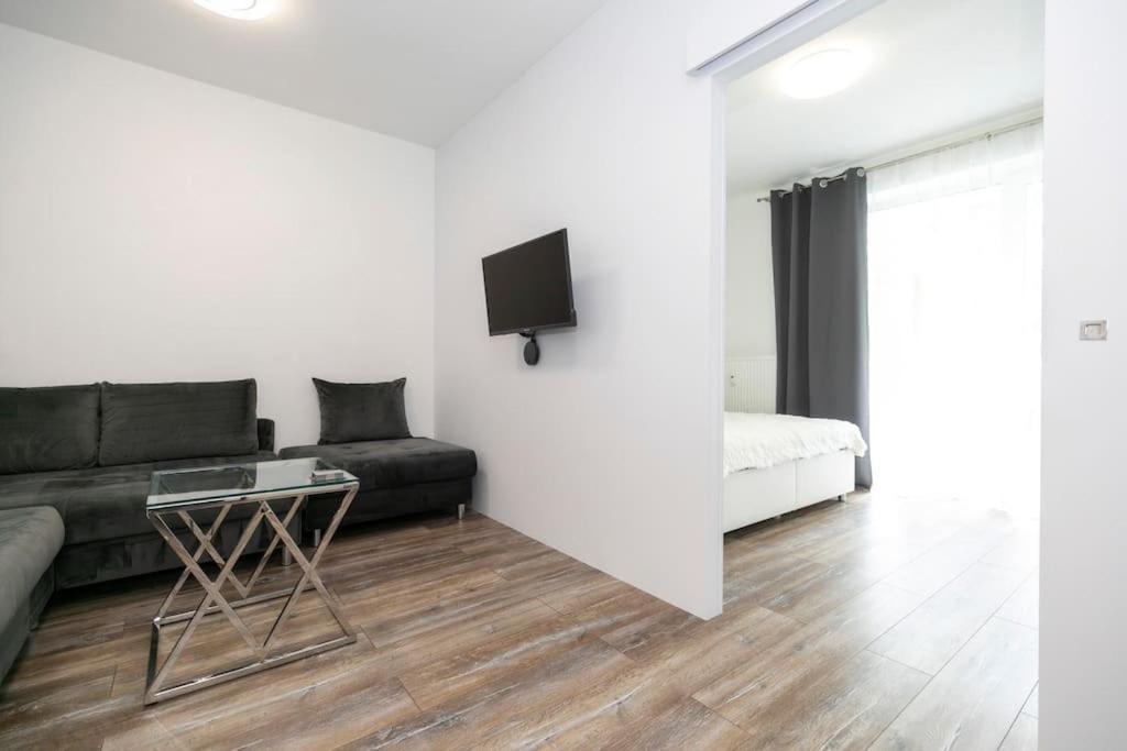 Alure Residences 1 & 24H Self Check-In, Free Parking In Front Of The Apartment Building, New Building, Terrace, Cafe With Breakfast In The Apartment Building, Next To The Aqua Park バンスカー・ビストリツァ エクステリア 写真