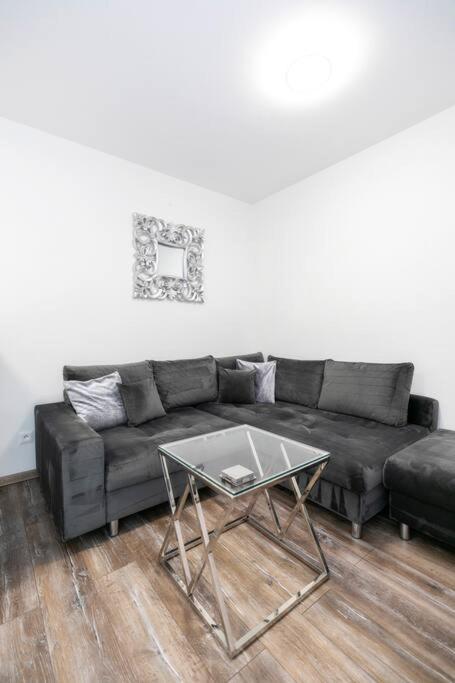 Alure Residences 1 & 24H Self Check-In, Free Parking In Front Of The Apartment Building, New Building, Terrace, Cafe With Breakfast In The Apartment Building, Next To The Aqua Park バンスカー・ビストリツァ エクステリア 写真