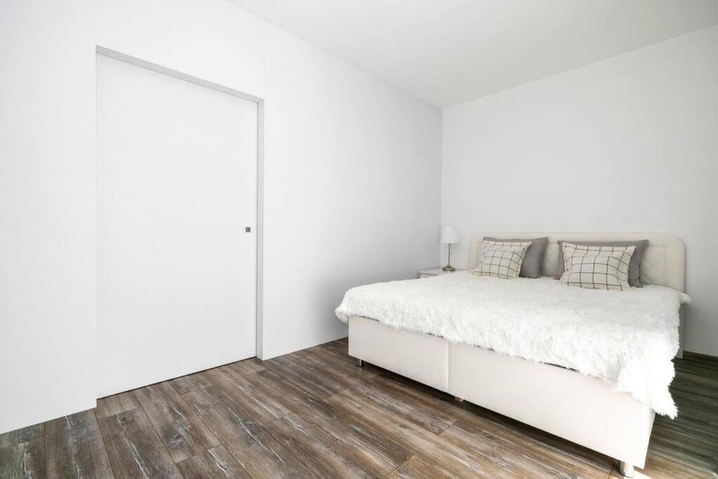 Alure Residences 1 & 24H Self Check-In, Free Parking In Front Of The Apartment Building, New Building, Terrace, Cafe With Breakfast In The Apartment Building, Next To The Aqua Park バンスカー・ビストリツァ エクステリア 写真