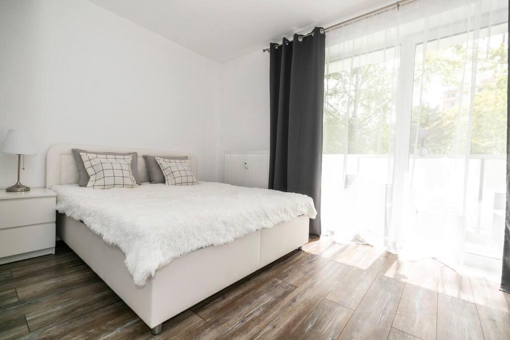 Alure Residences 1 & 24H Self Check-In, Free Parking In Front Of The Apartment Building, New Building, Terrace, Cafe With Breakfast In The Apartment Building, Next To The Aqua Park バンスカー・ビストリツァ エクステリア 写真