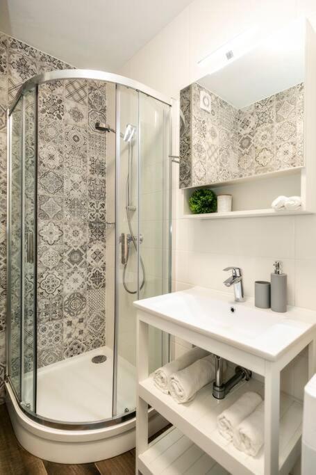 Alure Residences 1 & 24H Self Check-In, Free Parking In Front Of The Apartment Building, New Building, Terrace, Cafe With Breakfast In The Apartment Building, Next To The Aqua Park バンスカー・ビストリツァ エクステリア 写真