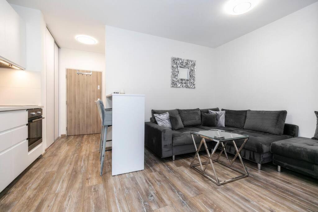 Alure Residences 1 & 24H Self Check-In, Free Parking In Front Of The Apartment Building, New Building, Terrace, Cafe With Breakfast In The Apartment Building, Next To The Aqua Park バンスカー・ビストリツァ エクステリア 写真