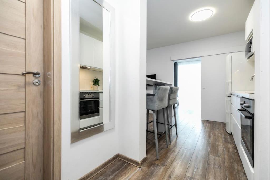 Alure Residences 1 & 24H Self Check-In, Free Parking In Front Of The Apartment Building, New Building, Terrace, Cafe With Breakfast In The Apartment Building, Next To The Aqua Park バンスカー・ビストリツァ エクステリア 写真