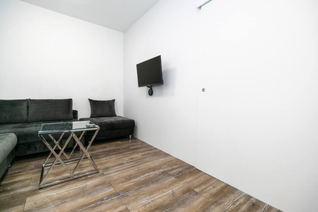 Alure Residences 1 & 24H Self Check-In, Free Parking In Front Of The Apartment Building, New Building, Terrace, Cafe With Breakfast In The Apartment Building, Next To The Aqua Park バンスカー・ビストリツァ エクステリア 写真